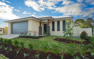 Image of a suburban house accompanying family law article "What happens in a defacto property settlement?"