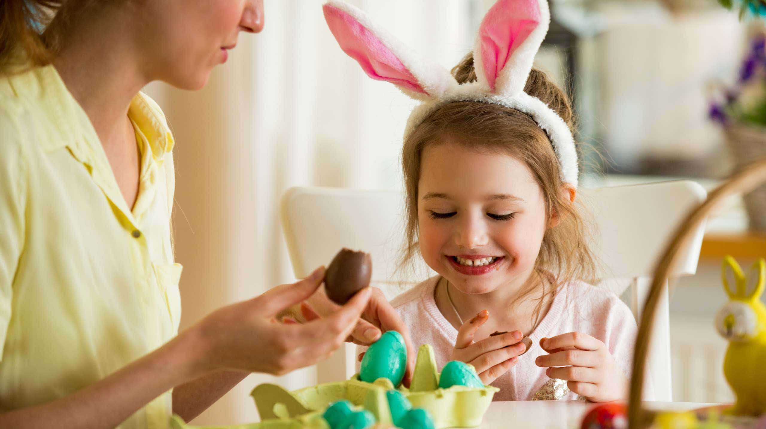 Image of a mother and daughter, accompanying family law article 'Parenting arrangements for children's Easter school holidays'